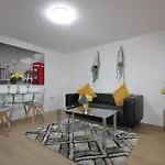 Oasis, Central Self Contained Flat By Cozynest