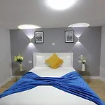 Oasis, Central Self Contained Flat By Cozynest