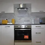 Oasis, Central Self Contained Flat By Cozynest