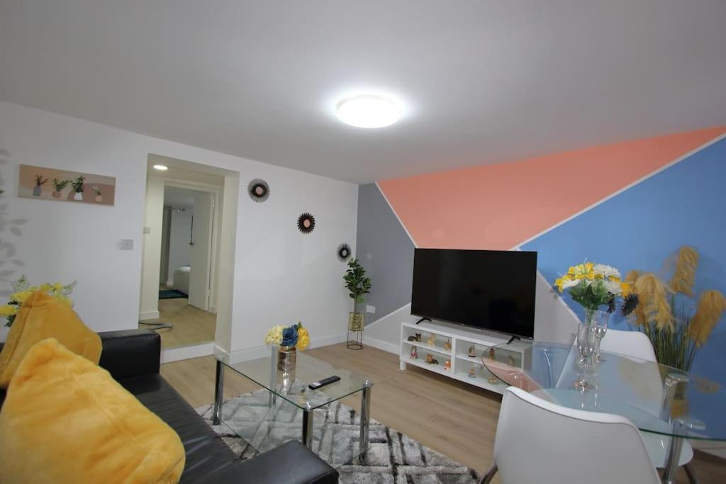 Oasis, Self Contained Flat By Cozynest Apartment *