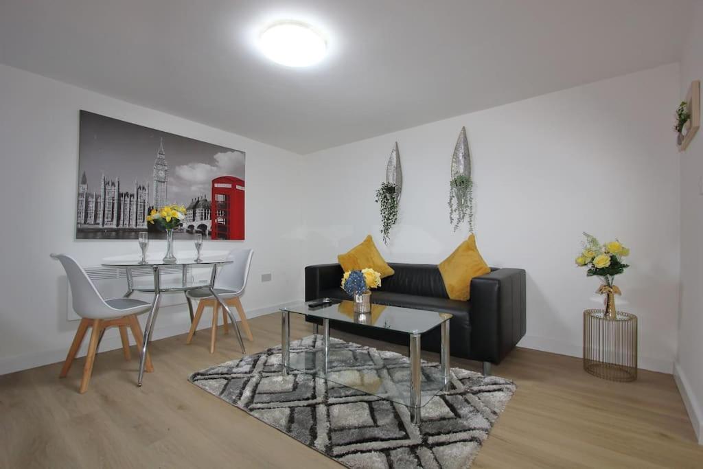 Oasis, Self Contained Flat By Cozynest Reading