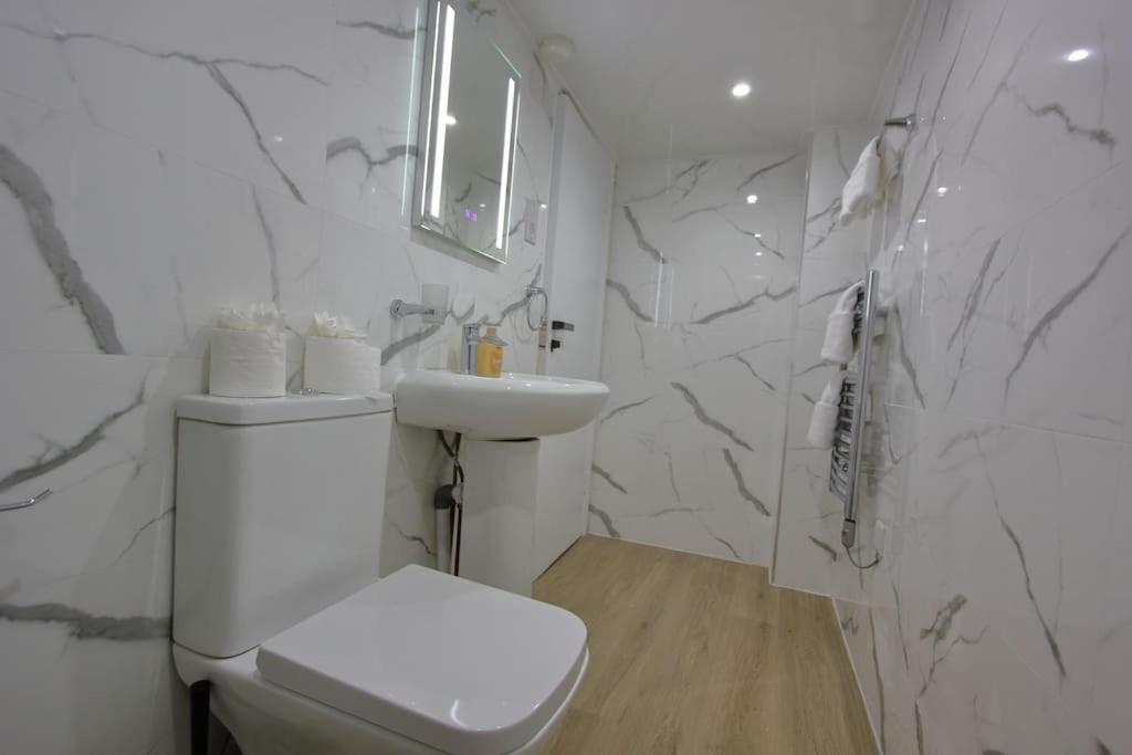 Apartment Oasis, Self Contained Flat By Cozynest