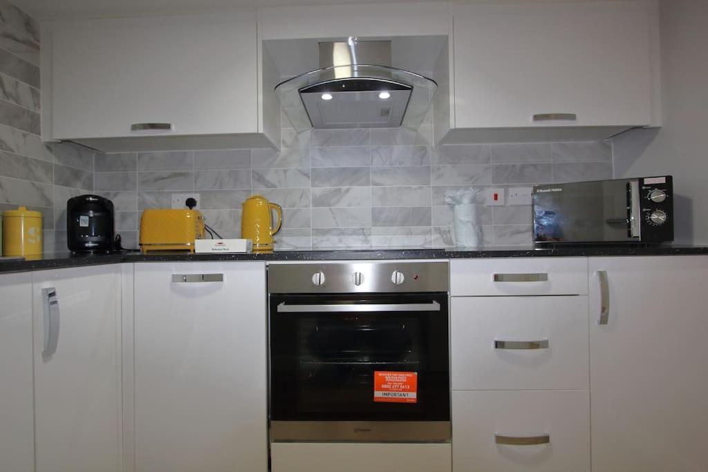 Oasis, Self Contained Flat By Cozynest Apartment
